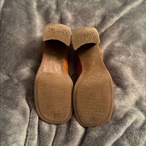 Tommy Hilfiger leather Mary Jane pumps. - Picture 5 of 7